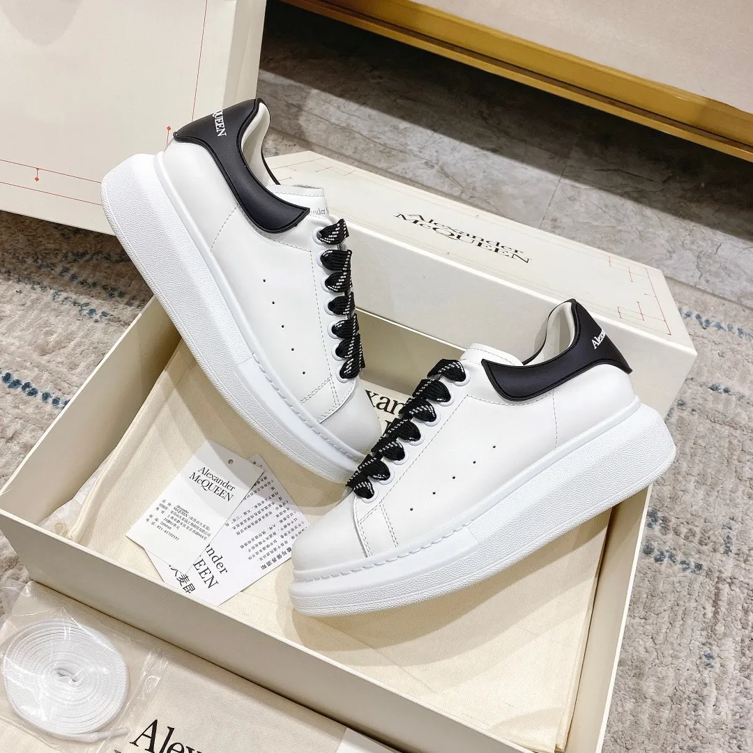 👟👟Ex-factory price 480👟👟 New upgraded version, cost-effective Alexander Mcque*n Alexander McQueen classic white shoe series, full series upgrade, all lasted and adjusted to the original latest last, customized original glossy silk cowhide, original cowhide lining, original process color spray buttonholes, no cracking and paint peeling phenomenon, the feet also restored the original two bulges, reopened the outsole mold The material and color are completely consistent with the original version. The original version is made with full nail technology and the latest upper and lower case stitching font details. Original version👟👟Ex-factory price U+T👟👟Ex-factory price U vacuum